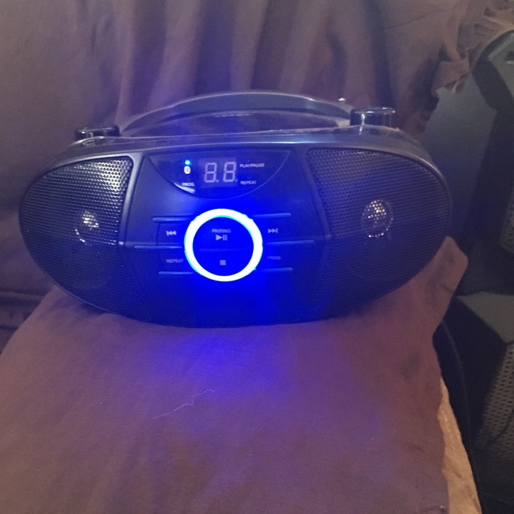 it plays CDs and Aux and Bluetooth